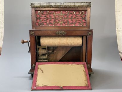 
Petit piano mécanique à rouleau en bois...