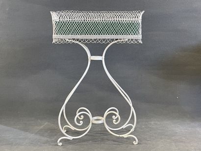 Jardinière en métal courbé laqué blanc.

Début...