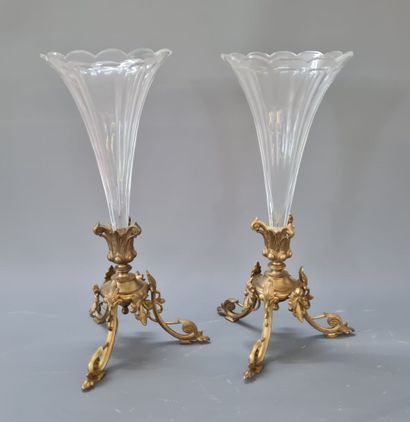 Paire de vases cornets en cristal, monture...