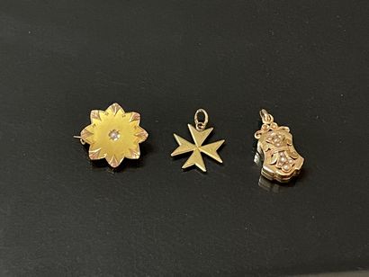 Petite broche ronde, pendentif souvenir et...