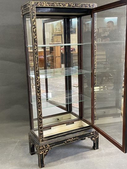 Vitrine asiatique en bois laqué, décor doré,...