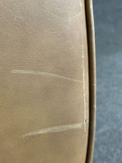 Hugues CHEVALIER Fauteuil club en cuir fauve

Bon...