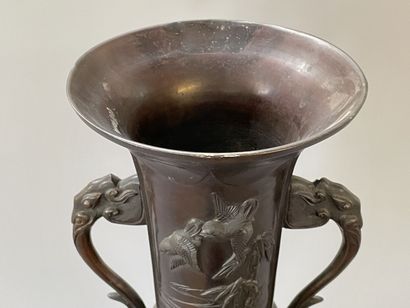 Grand vase en bronze patiné japonais.

H:...