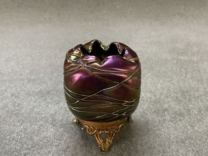 LOETZ attribué à 

Petit vase en verre irisé,...