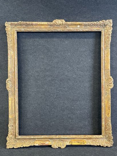 Paire de grands cadres en bois et stuc doré....