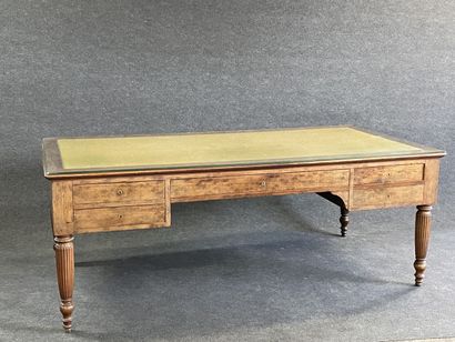 Grand bureau plat en placage de noyer, pieds...