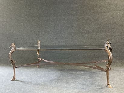 Grande table basse en métal patiné à décor...