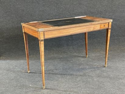 Table de tric trac en frisage à plateau retourné.

Epoque...