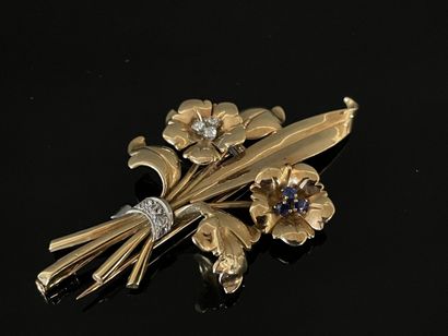 Broche en or figurant un bouquet de fleurs,...