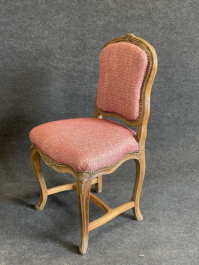 Suite de quatre chaises en bois mouluré.

Epoque...
