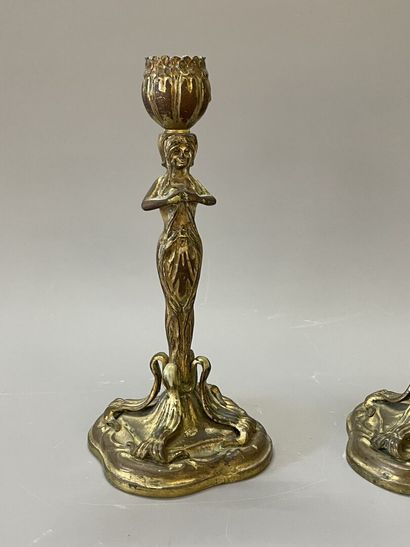 Paire de flambeaux en bronze doré figurant...