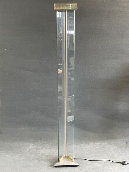 Lampe halogène en verre et métal doré. 

H....