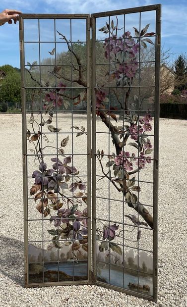 Deux panneaux de vitraux à décor de fleurs...