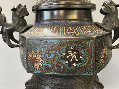 JAPON vers 1900:

Garniture de cheminée comprenant...