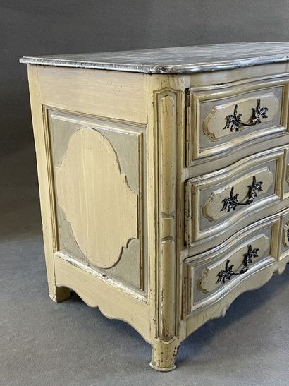 Commode arbalète en bois mouluré.

XVIIIème.

Laquée...