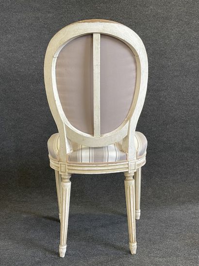 Suite de quatre chaises médaillon laqué bien...