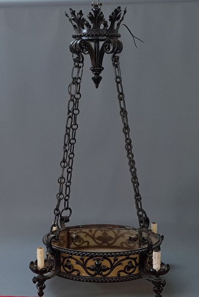 Suspension néo-renaissance en fer forgé.

Début...