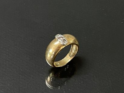 Bague jonc en or sertie de trois diamants.

750°/00.

TDD...