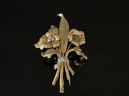 Broche en or figurant un bouquet de fleurs,...
