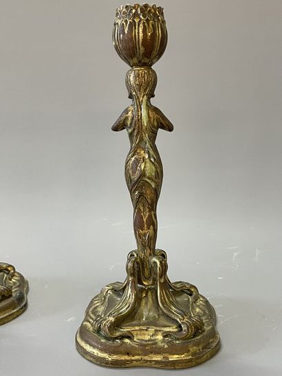 Paire de flambeaux en bronze doré figurant...