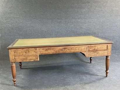 Grand bureau plat en placage de noyer, pieds...