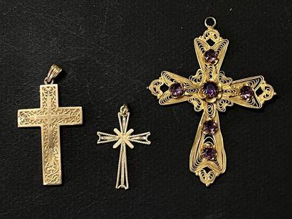 Trois croix religieuses.

- croix en or 750°/00,...