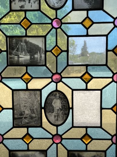 Vitrail avec plaques photographiques integrées.

Vers...