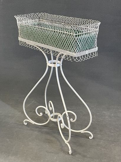 Jardinière en métal courbé laqué blanc.

Début...