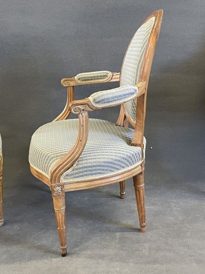 Paire de fauteuils cabriolets en bois sculpté...