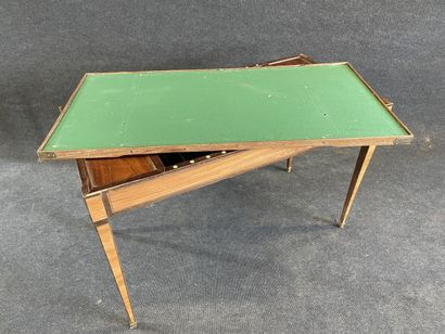 Table de tric trac en frisage à plateau retourné.

Epoque...