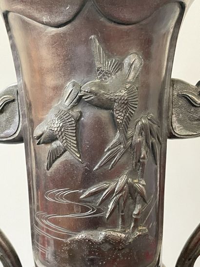 Grand vase en bronze patiné japonais.

H:...