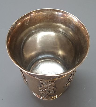 Silver tulip tumbler, decorated with alternating...