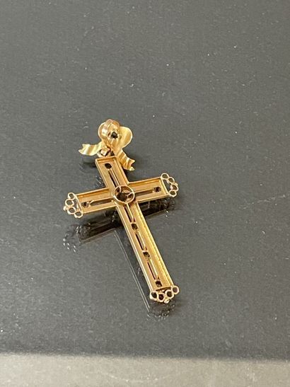 Croix en or sertie de petites perles.

H:...