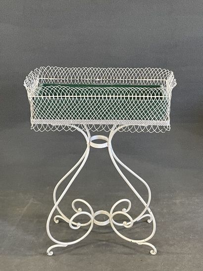 Jardinière en métal courbé laqué blanc.

Début...