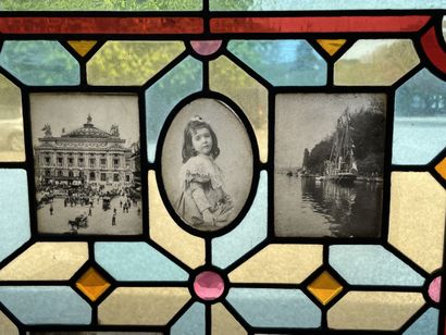 Vitrail avec plaques photographiques integrées.

Vers...