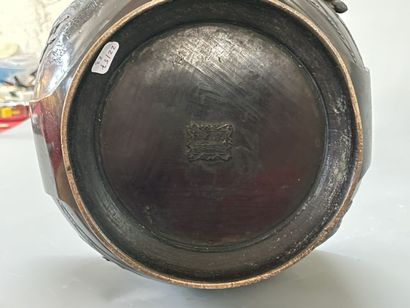 Grand vase en bronze patiné japonais.

H:...