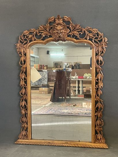 Miroir en chêne sculpté et ajouré à décor...