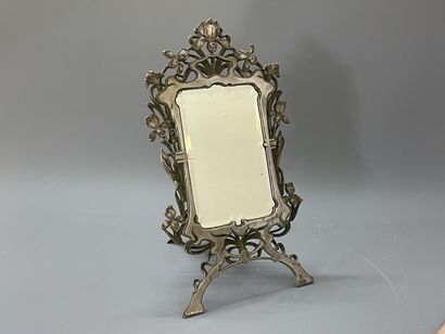 Miroir de table en métal argenté Art Nouveau.

48...