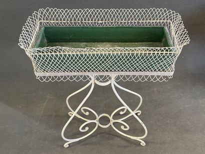 Jardinière en métal courbé laqué blanc.

Début...