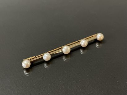 Broche en or agrémentée de cinq perles de...