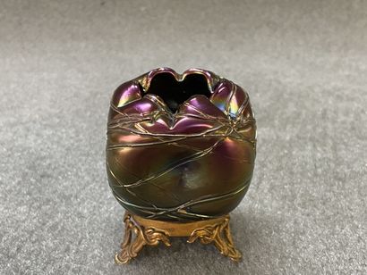 LOETZ attribué à 

Petit vase en verre irisé,...