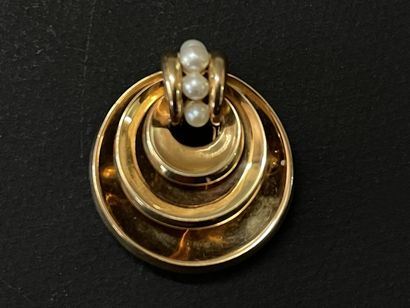 Broche en or sertie de perles de culture.

Or...