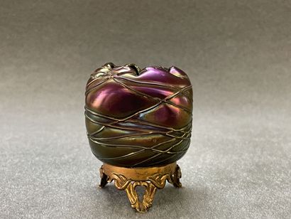 LOETZ attribué à 

Petit vase en verre irisé,...