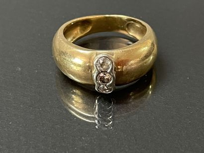 Bague jonc en or sertie de trois diamants.

750°/00.

TDD...