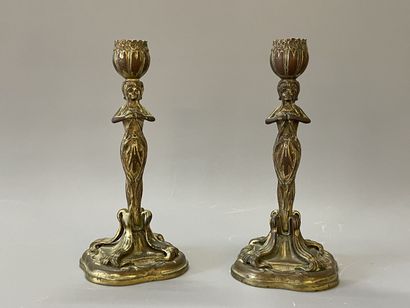 Paire de flambeaux en bronze doré figurant...