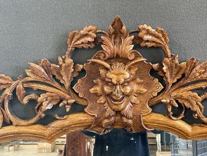 Miroir en chêne sculpté et ajouré à décor...