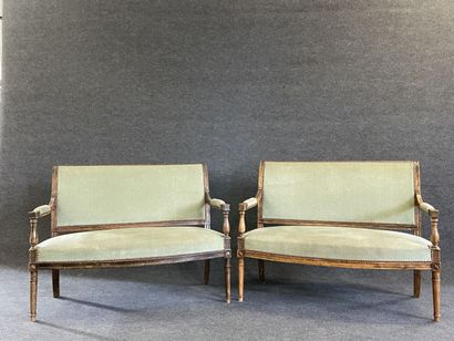Paire de banquettes garnies de velours vert.

Style...
