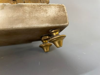 Pendule en bronze doré, base en marbre blanc...