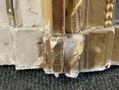 Trumeau en bois et stuc doré et laqué, avec...