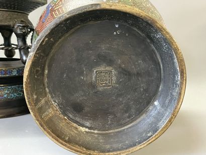 JAPON vers 1900:

Garniture de cheminée comprenant...